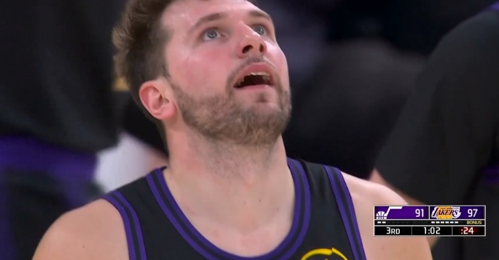 全场高呼MVP!东契奇三分轰进再来神奇2+1!三节已砍37分!