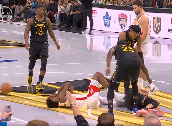 裁判改判库里犯规!阿门撞倒库里 二人双双倒地 阿门痛苦掩面