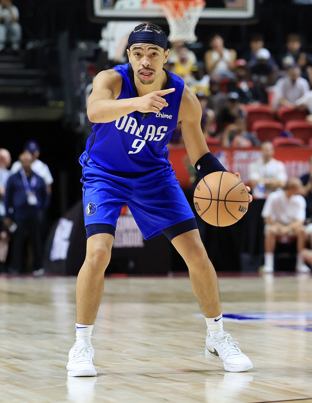 小内姆哈德本季首发时场均17分7.5助&三分命中率66.7% 球队3胜1负