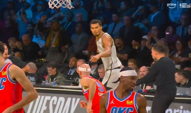 你防不住我！文班面对卡鲁索打进中距离 然后手指着对手振振有词