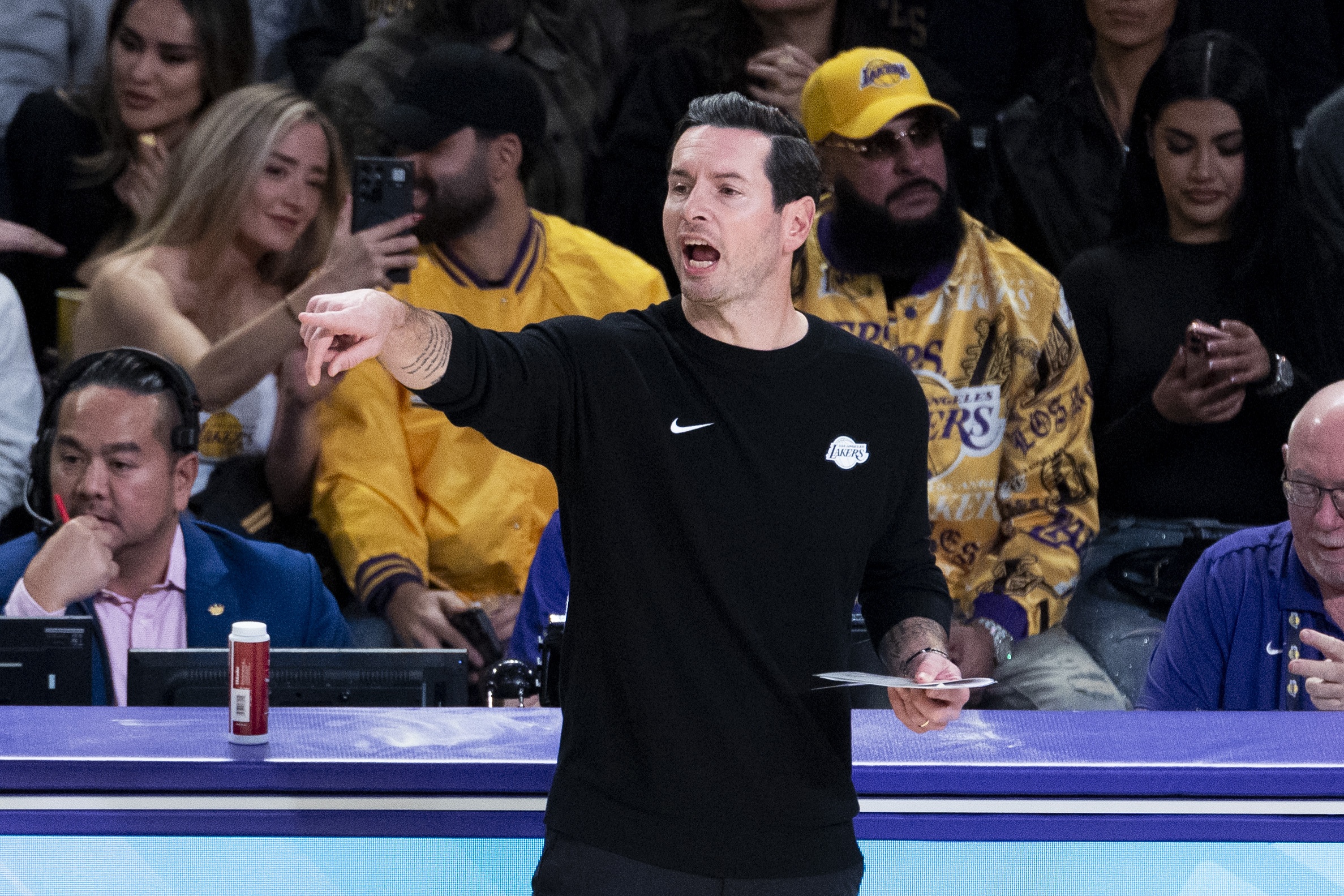 解说：湖人脆弱的防守能力被火箭展现得淋漓尽致 调整刻不容缓