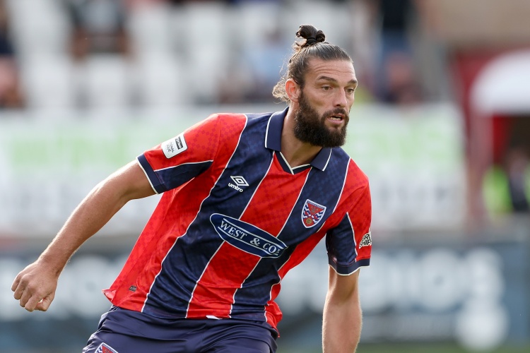 电讯报：卡罗尔违反禁令接触前妻面临审判，他拄拐去法院拒绝认罪