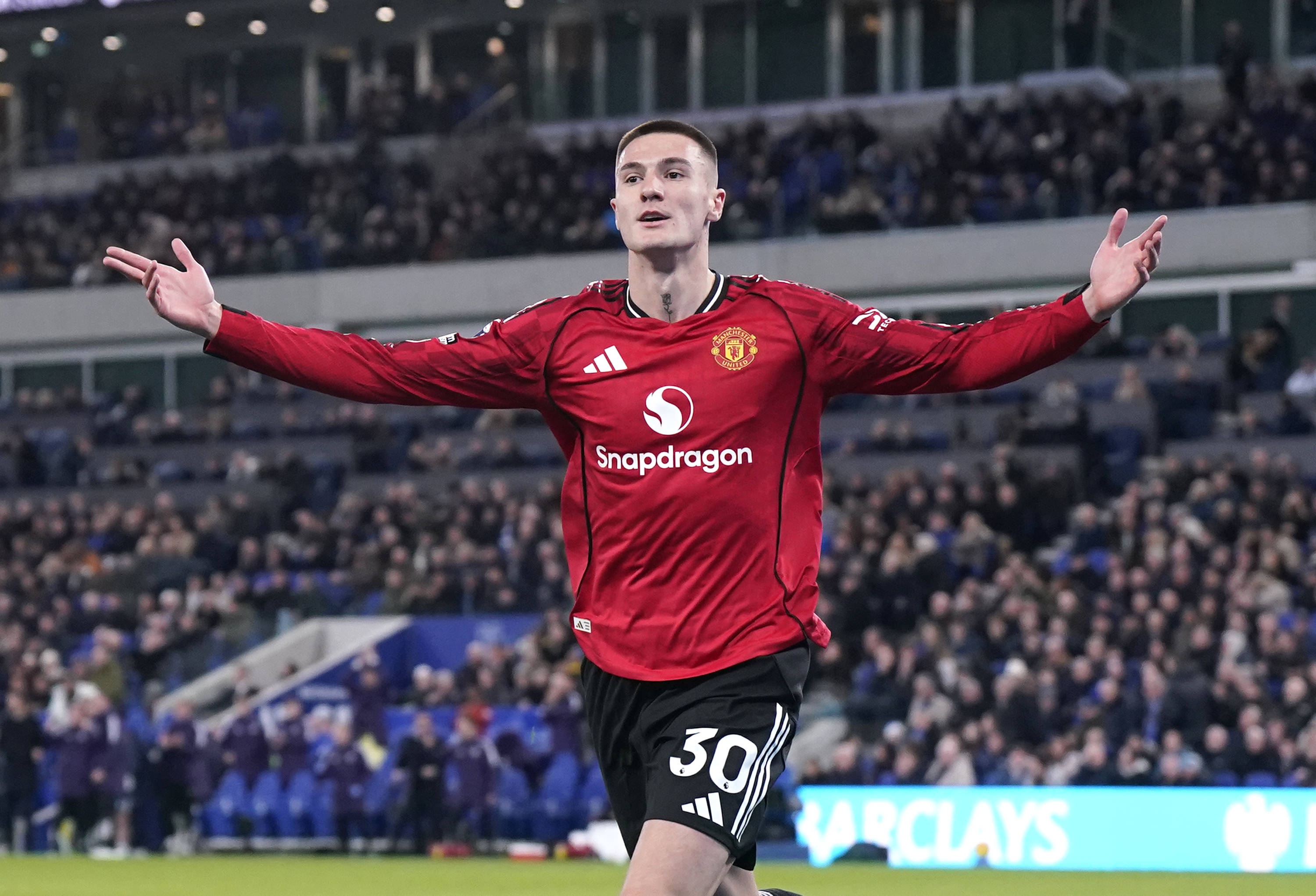 内维尔:卡里克正在把舍什科激活,这对曼联来说就是胜负手