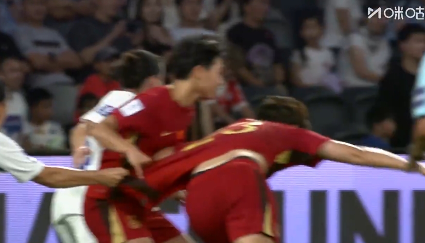 中国女足1-0领先！邵子钦被拉拽倒地造点，亲自主罚命中！